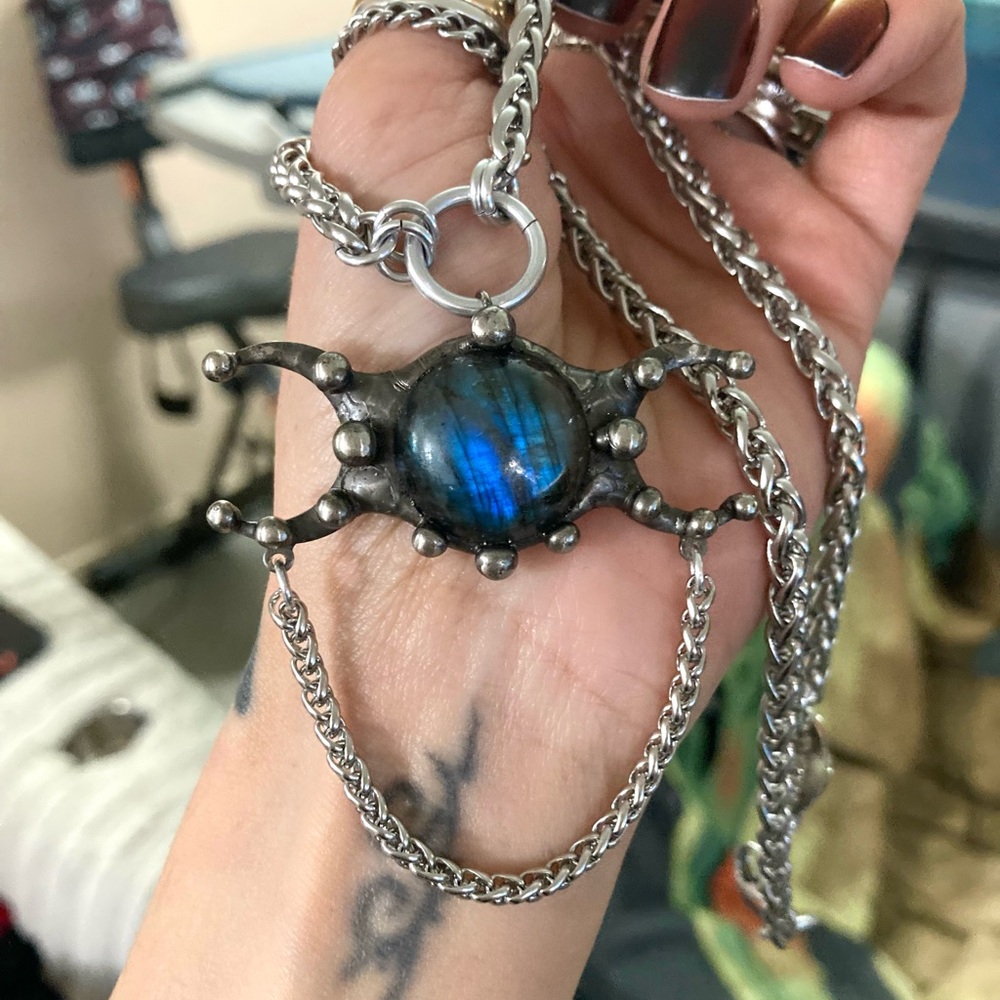 Dark blue iridescent labradorite stone triple moon charm boho goth necklace - Picture 6 of 12